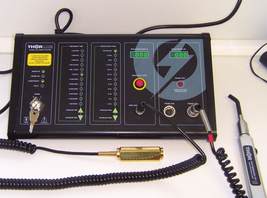 Appareil de thérapie laser avec commandes et sondes.