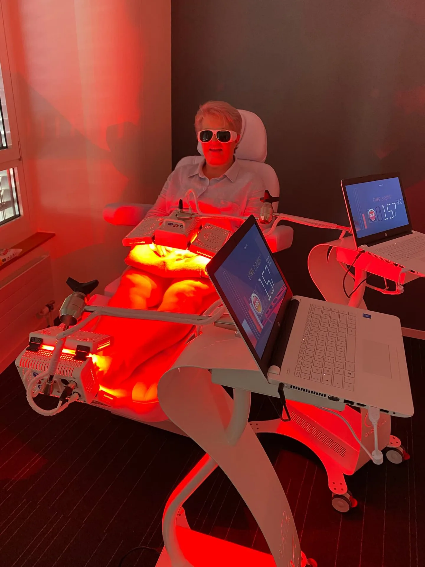 Thérapie par lumière rouge avec équipement technologique.