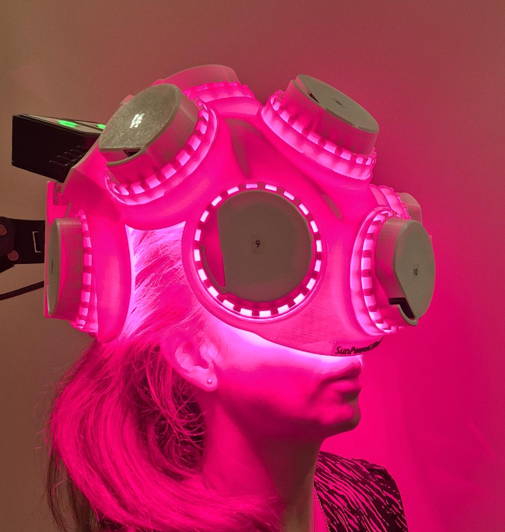 Casque lumineux PBM porté par une personne.