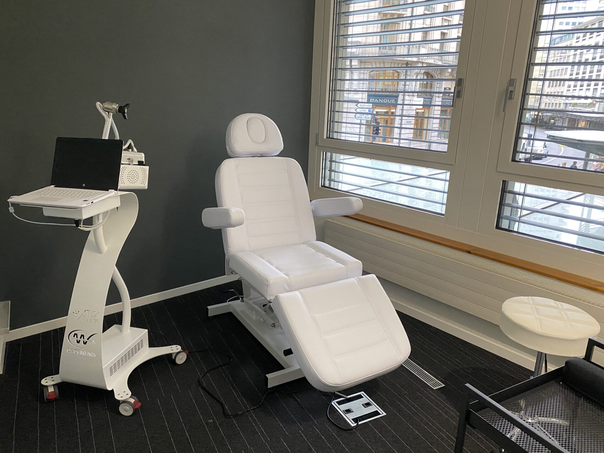 Salle de soins avec fauteuil médical blanc élégant.
